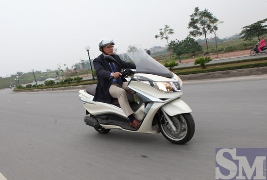 Piaggio X10 125ie: Gã khổng lồ với trái tim nhỏ bé