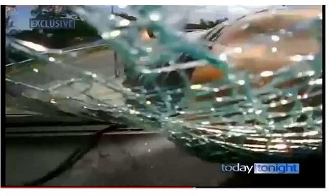 Clip: Trèo lên nắp ca-pô, đấm vỡ kính bằng tay trần