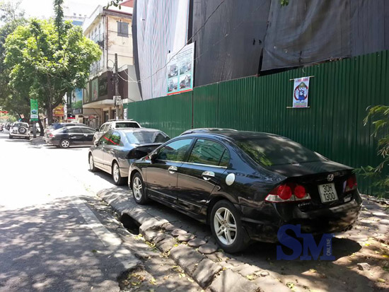 Hà Nội nóng đỉnh điểm, ôtô rủ nhau leo vỉa hè trốn nắng