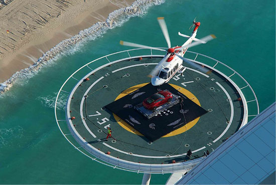 Aston Martin đáp máy bay trong lễ kỷ niệm 100 năm 
