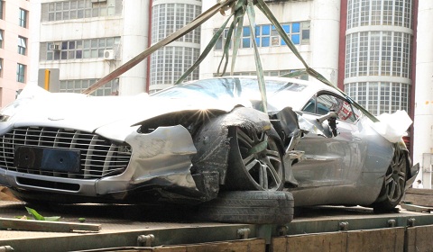 Chiếc Aston Martin One-77 đầu tiên bị nạn