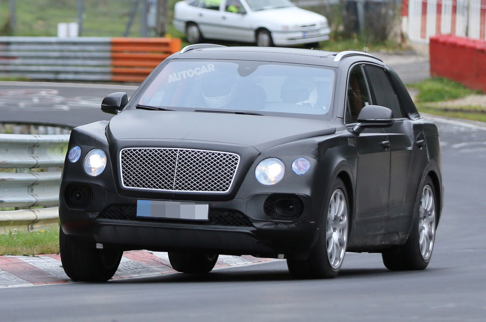 Chiếc SUV bí ẩn của Bentley trên đường thử tại Nurburgring