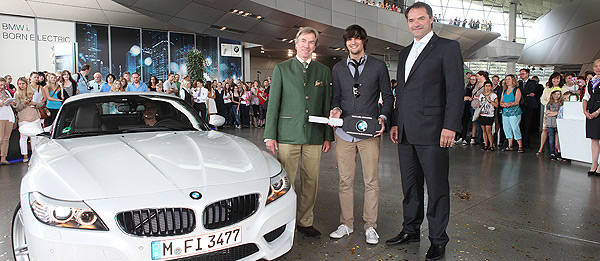 Đi xem triển lãm BMW được tặng xe Z4