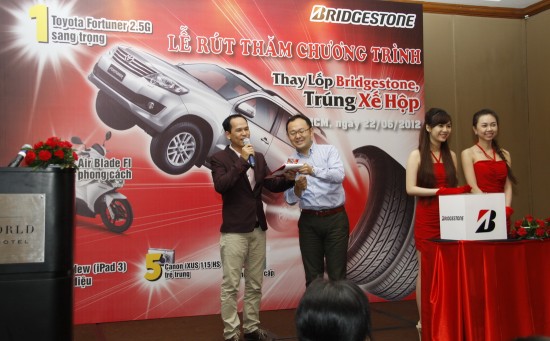 Khách hàng Bridgestone phía Bắc trúng thưởng xe Toyota Fortuner