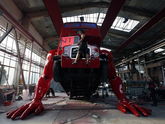 Xe buýt quái dị biết tập “hít đất” ở Olympic London 2012