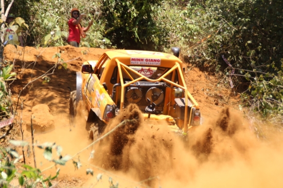 Đua off-road tại Dambri, xe lộn nhào, tay lái bình an