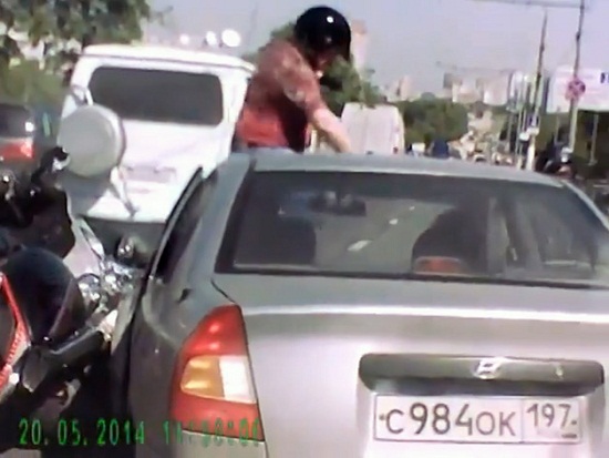 Đấm nhau ngay giữa đường phố