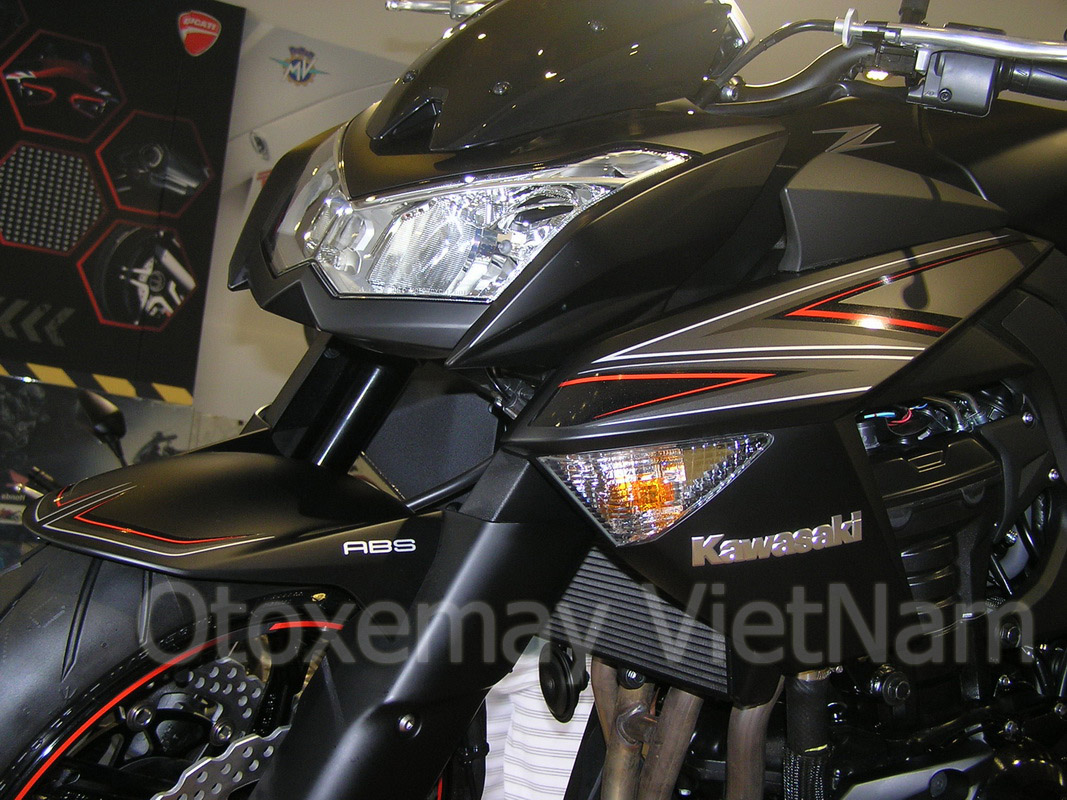 Kawasaki Z1000 ABS 2012 phiên bản “bóng đêm” vừa về Sài Gòn