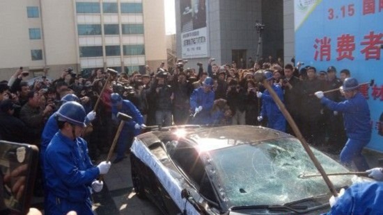 Đập nát xe Lamborghini, mang đi khắp Trung Quốc để phản đối hãng
