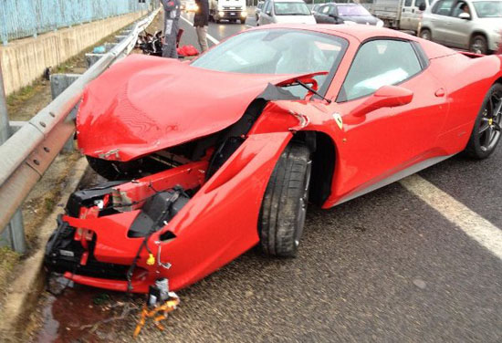 Siêu “ngựa” Ferrari 458 Spider gặp tai nạn vì thích thể hiện
