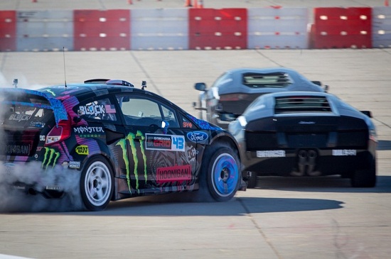 Ken Block ‘đốt lốp’ Ford Fiesta trêu tức Lamborghini