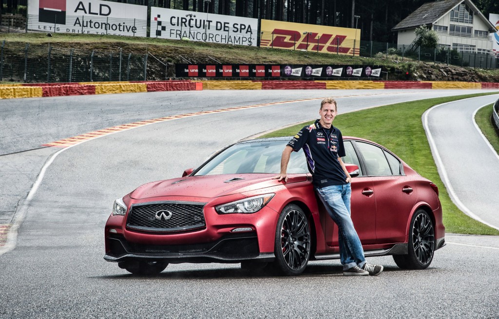Vettel thử sức Infiniti Q50 Eau Rouge trên đường đua