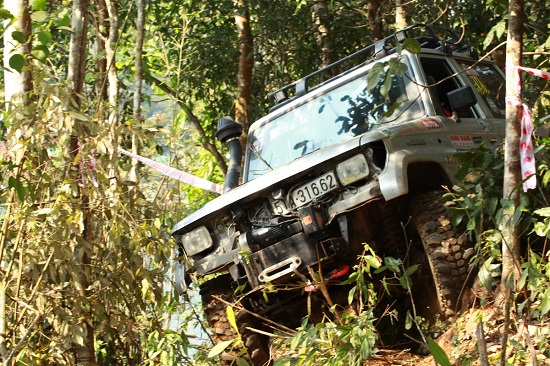 “Tả tơi” về đích sau 40km đường rừng tại giải off-road Dambri