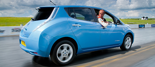Nissan Leaf định lập kỷ lục… lùi xe lên dốc