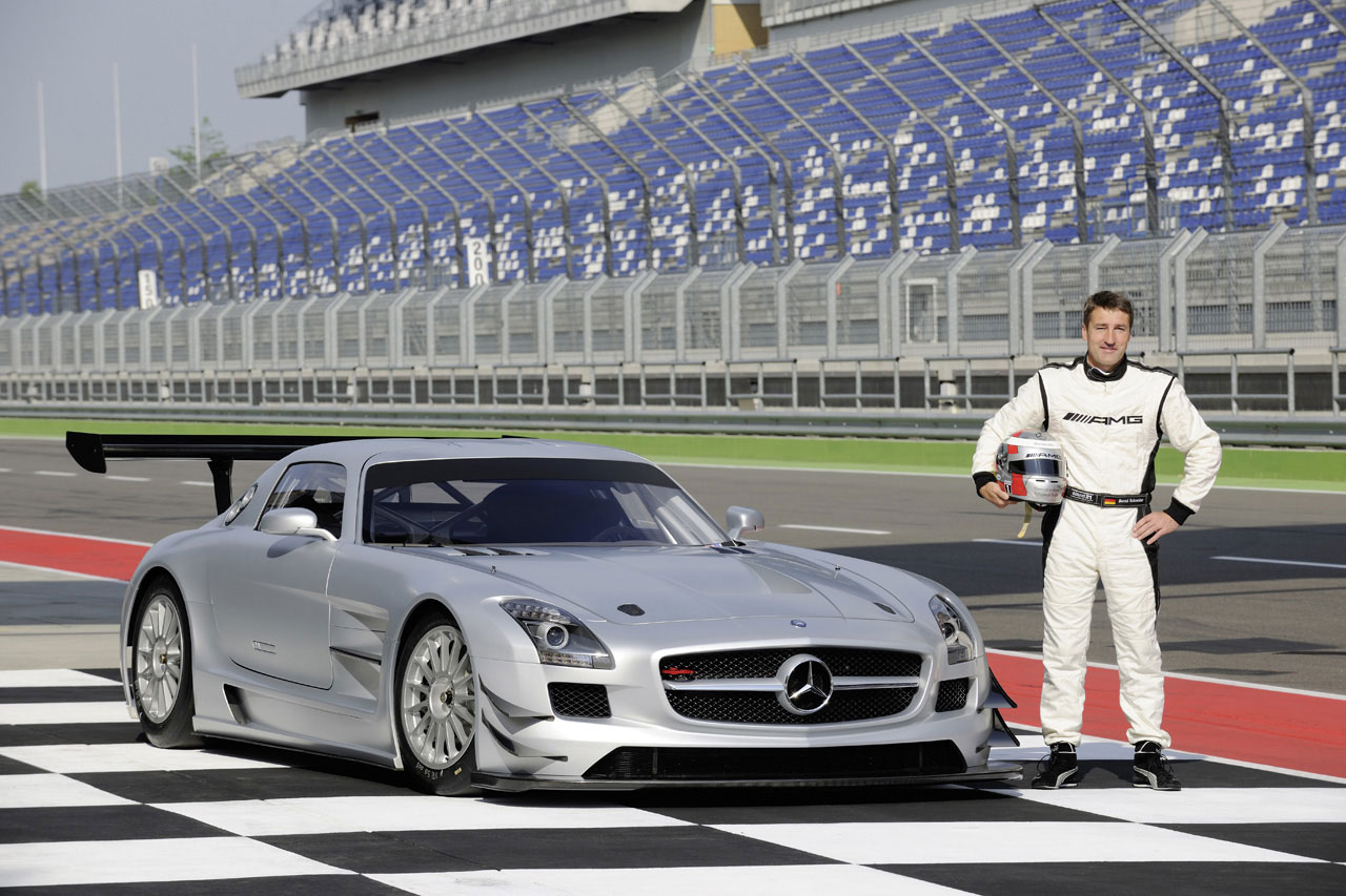 Mercedes nướng bánh Giáng sinh trong khoang động cơ xe đua SLS AMG GT3