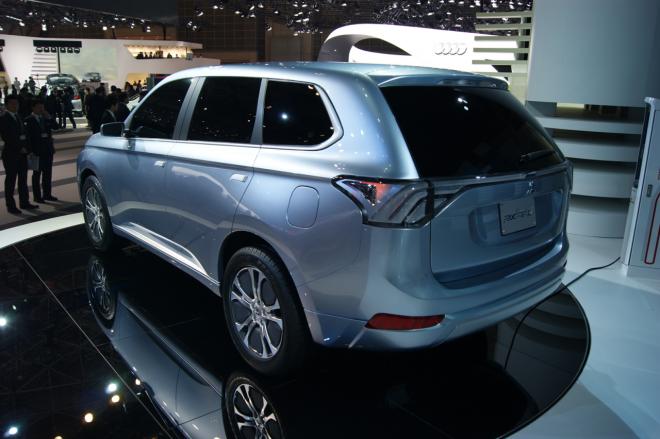 Mitsubishi Outlander mới có thể chỉ tốn 1,7 lít xăng cho 100km