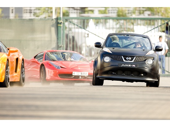 Juke-R qua mặt cả Gallardo và 458 Italia