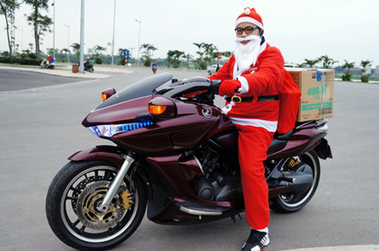 Ông già Noel cưỡi Honda DN-01: bố mẹ còn mê nữa là con!
