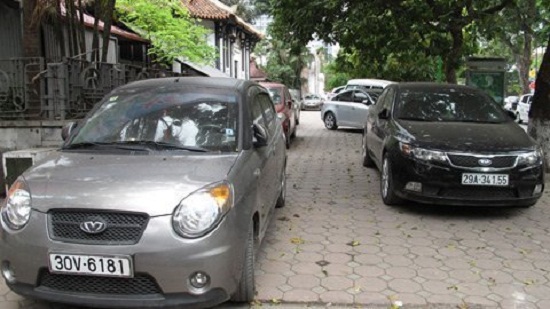 Hà Nội đòi tăng gấp đôi phí sử dụng vỉa hè, lề đường trông ôtô 