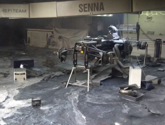 Ga-ra đội đua F1 Williams cháy mù mịt trong lễ mừng chiến thắng