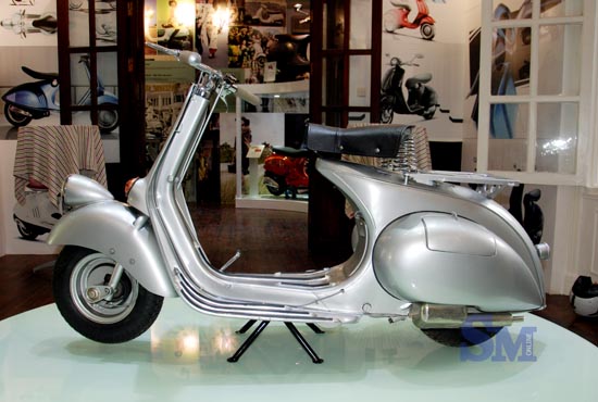 Mẫu xe đầu tiên của Vespa bất ngờ xuất hiện tại Hà Nội