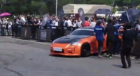  “Drift” lỗi, Nissan 350Z văng đuôi vào Johnny Trí Nguyễn