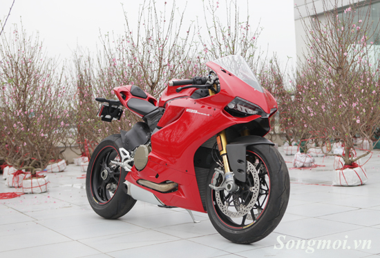 Ducati 1199 Panigale S rực rỡ bên sắc đào