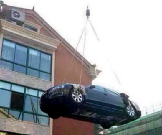 Mẹ vợ cẩu xe Audi lên nóc nhà để siết nợ con rể