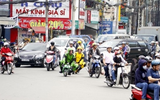 Người nước ngoài đua xe máy “ruồi” trên phố Sài Gòn