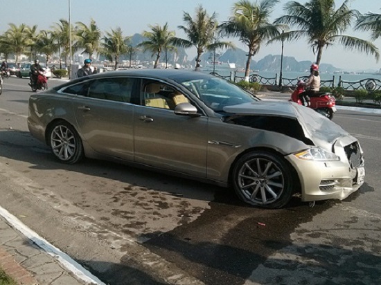 Jaguar XJL đâm vào phía sau biến sedan thành… hatchback