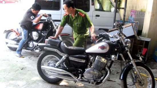 Kiểm tra cửa hàng sửa xe, phát hiện cả chục xe làm giả giấy tờ