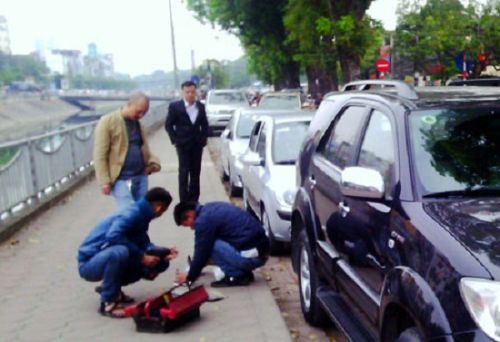 Sang tên ôtô trọn gói 6 triệu đồng, cò xe trúng đậm