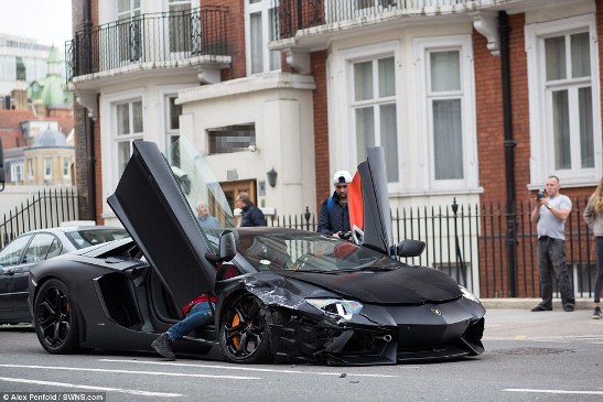 Lamborghini Aventador ‘vỡ đầu’ khi va chạm liên hoàn với BMW và Mazda