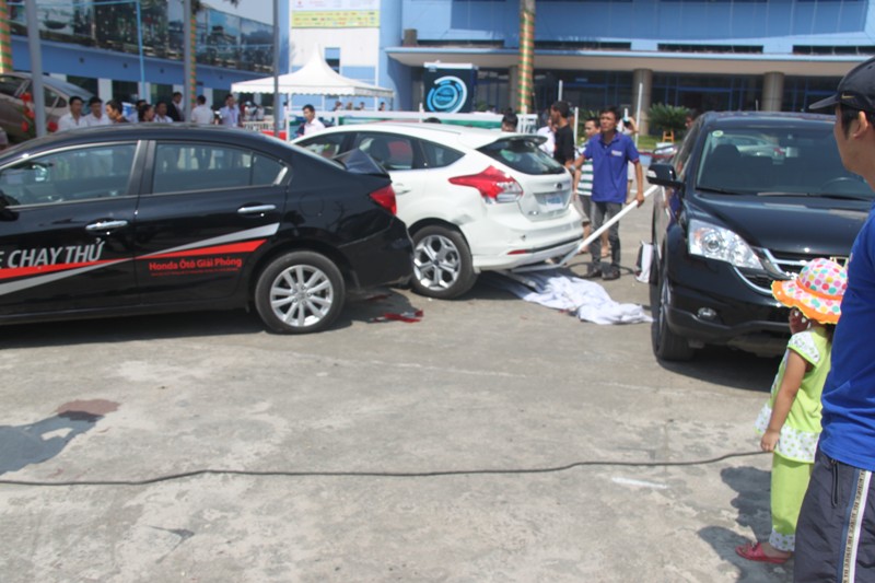 Focus va vào Civic, 2 người bị thương trong ngày bế mạc triển lãm ôtô