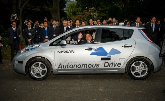 Thủ tướng Nhật đích thân ‘test’ xe tự lái của Nissan, Toyota và Honda
