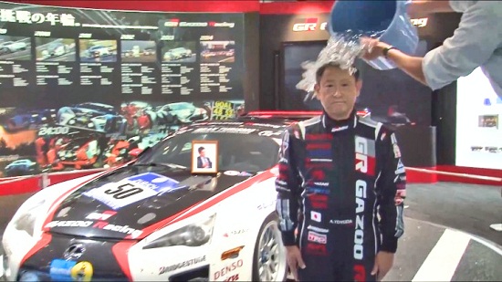 Chủ tịch Toyota cũng ‘tắm nước đá’