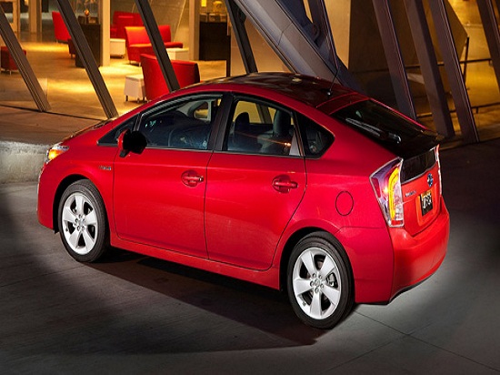 Đến lượt xe hybrid của Toyota bị cháy trong bão 