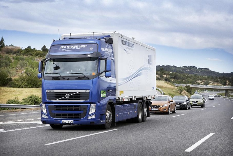 Lái xe tải “ngủ quên” ở tốc độ 60km/h, xe phía trước vẫn thoát nạn