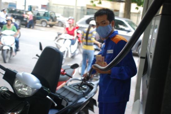 Xăng dầu giảm giá từ 16 giờ chiều nay, tiếp tục trích quỹ bình ổn
