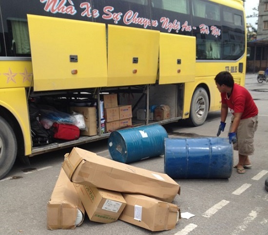 Xe khách nhồi hàng chẳng khác gì xe tải