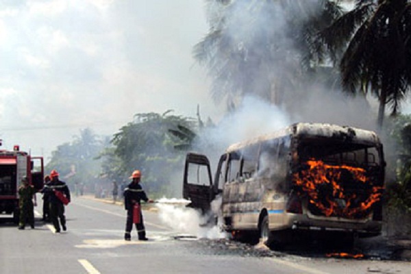 Xe khách cháy trên đường dẫn cao tốc Trung Lương