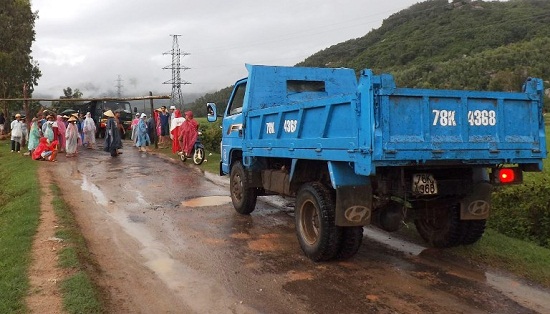 Xuất hiện nhiều vụ việc dân bức xúc lập rào chặn xe quá tải “phá” đường