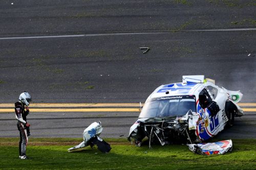 Xe đua đâm nhau, lộn nhào và bốc cháy tại Daytona 500 - ảnh 6