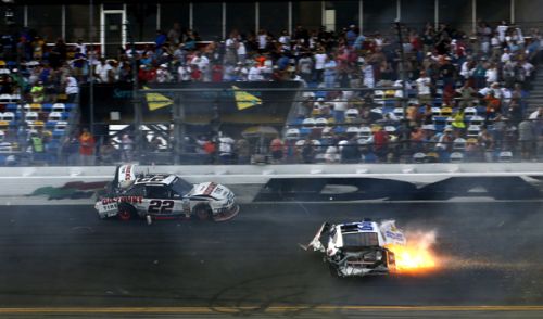 Xe đua đâm nhau, lộn nhào và bốc cháy tại Daytona 500 - ảnh 3