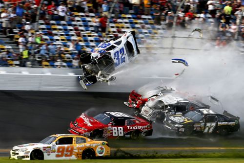 Xe đua đâm nhau, lộn nhào và bốc cháy tại Daytona 500 - ảnh 4