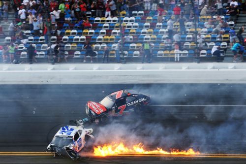 Xe đua đâm nhau, lộn nhào và bốc cháy tại Daytona 500 - ảnh 5