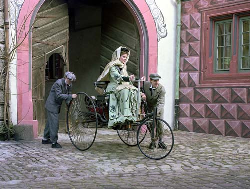 Hình ảnh tái hiện lại Bertha Benz cùng các con di chuyển trên chiếc xe hơi đầu tiên