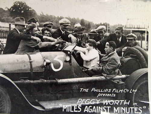 Trong quá khứ, phụ nữ lái xe là một điều lạ lùng