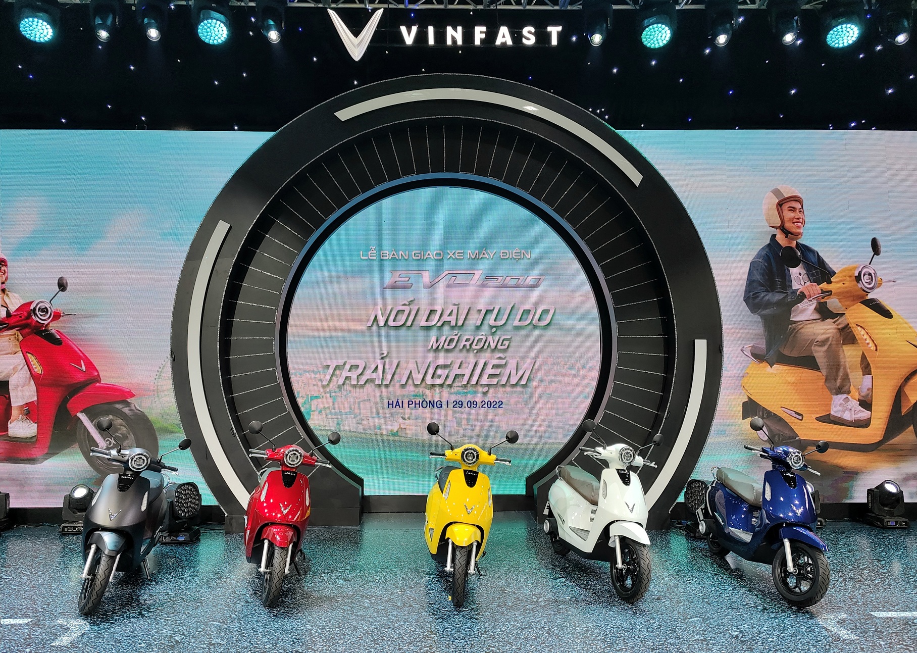 Xe máy điện Evo200 bàn giao lô sản phẩm đầu tiên tại nhà máy Vinfast