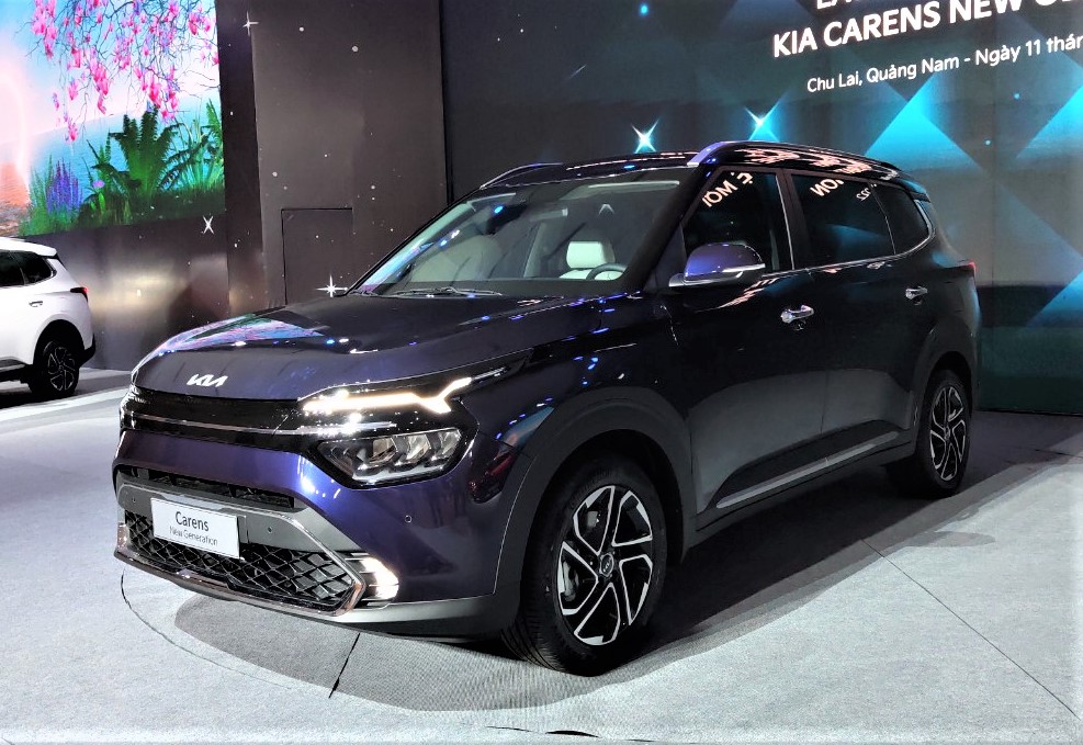 Chọn xe MPV nào giữa Kia Carens 2023 và Toyota Veloz Cross 2022?